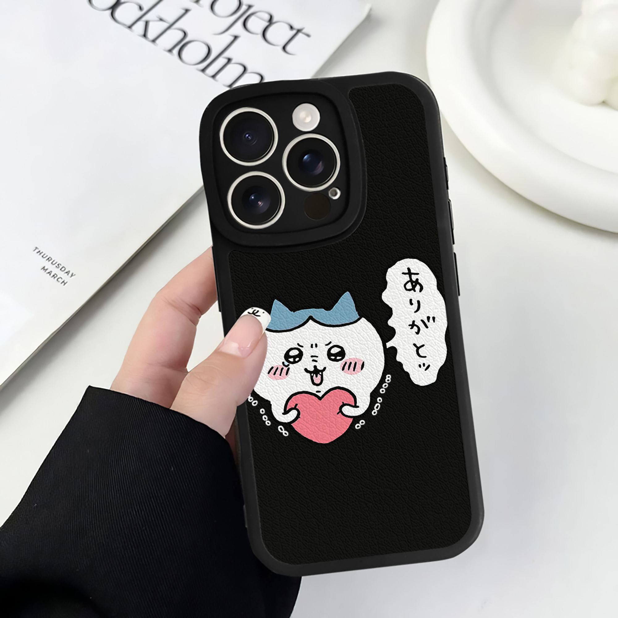 （画像用） ちいかわ ハチワレ Chii-kawa hachiware 【iPhone 16シリーズ対応】シリコンスマホケース（レザー調） 材質：シリコン